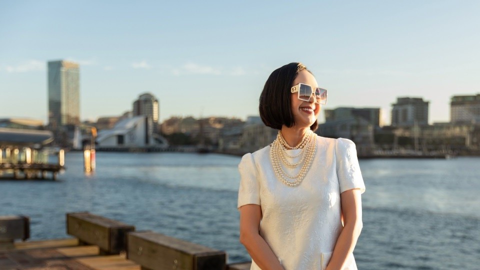 Dạo phố Australia, Diễm My thanh lịch cùng trang phục NTK Đỗ Mạnh Cường và túi xách hàng hiệu