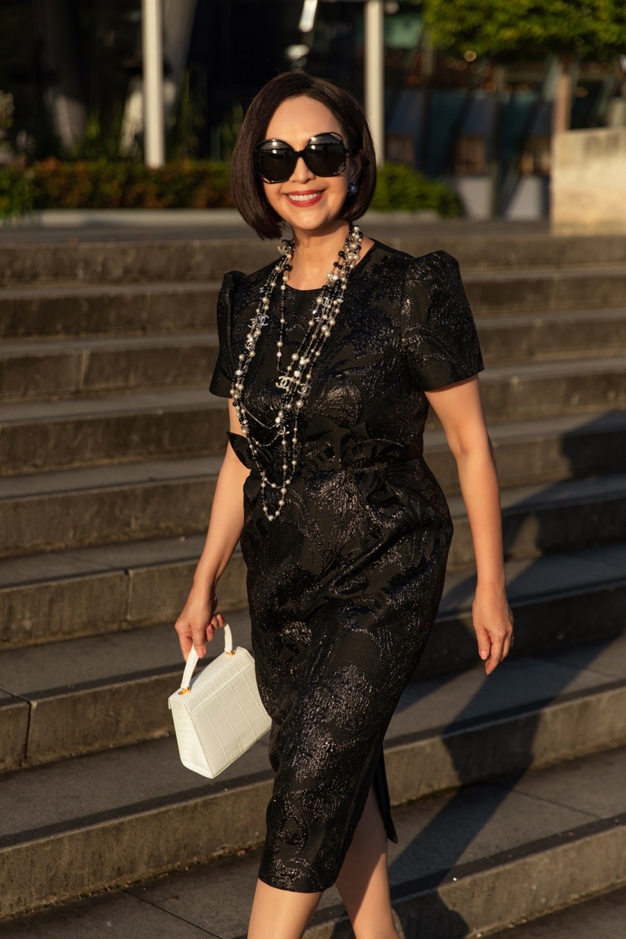 Dạo phố Australia, Diễm My thanh lịch cùng trang phục NTK Đỗ Mạnh Cường và túi xách hàng hiệu Dạo phố Australia, Diễm My thanh lịch cùng trang phục NTK Đỗ Mạnh Cường và túi xách hàng hiệu