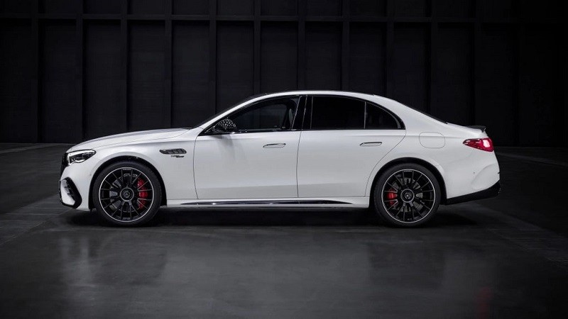 Cận cảnh Mercedes-AMG E53 Hybrid 4Matic+ vừa ra mắt, công suất tới 603 mã lực