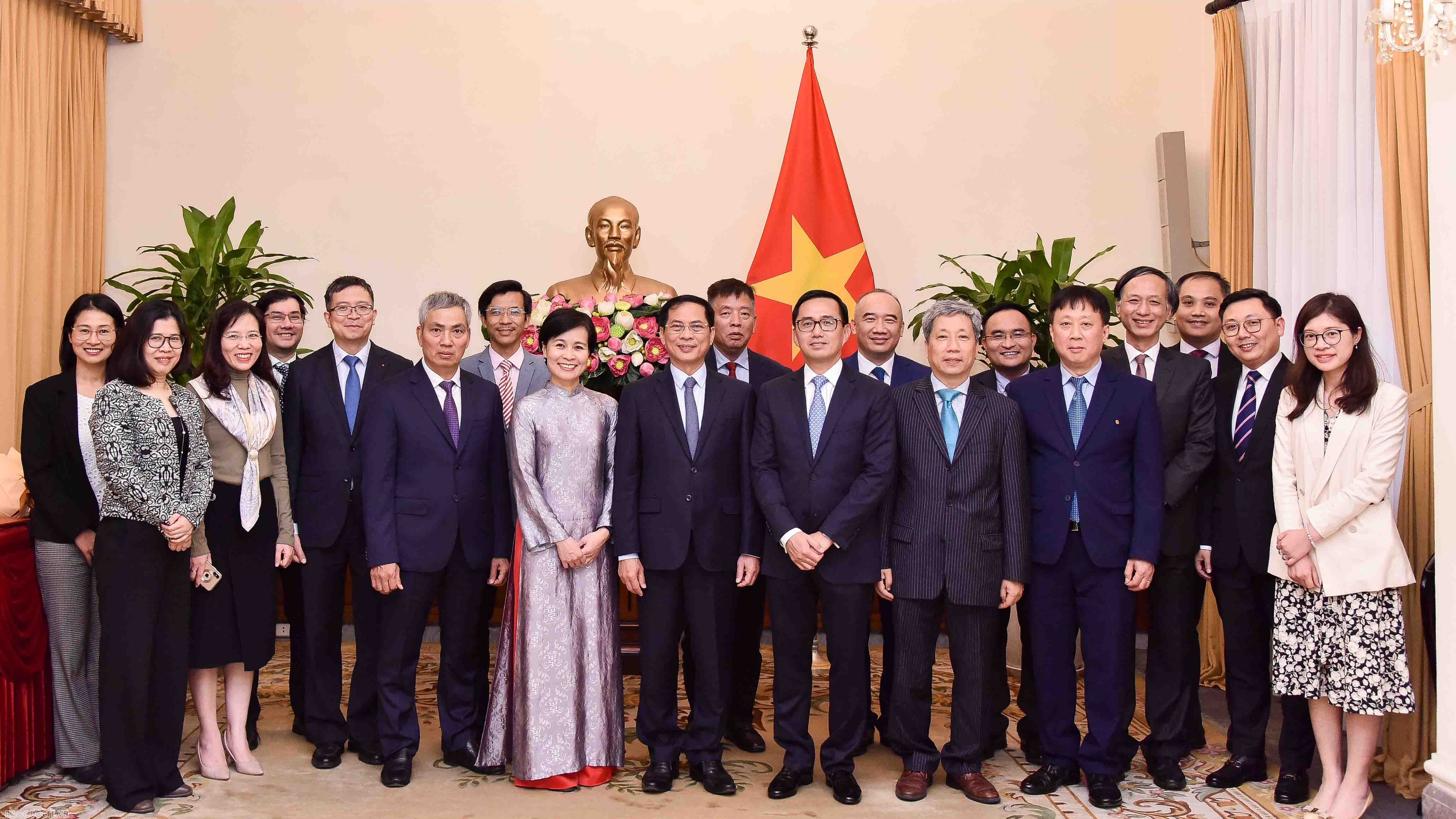 Bộ trưởng Ngoại giao Bùi Thanh Sơn trao quyết định điều động và bổ nhiệm cán bộ cấp Vụ