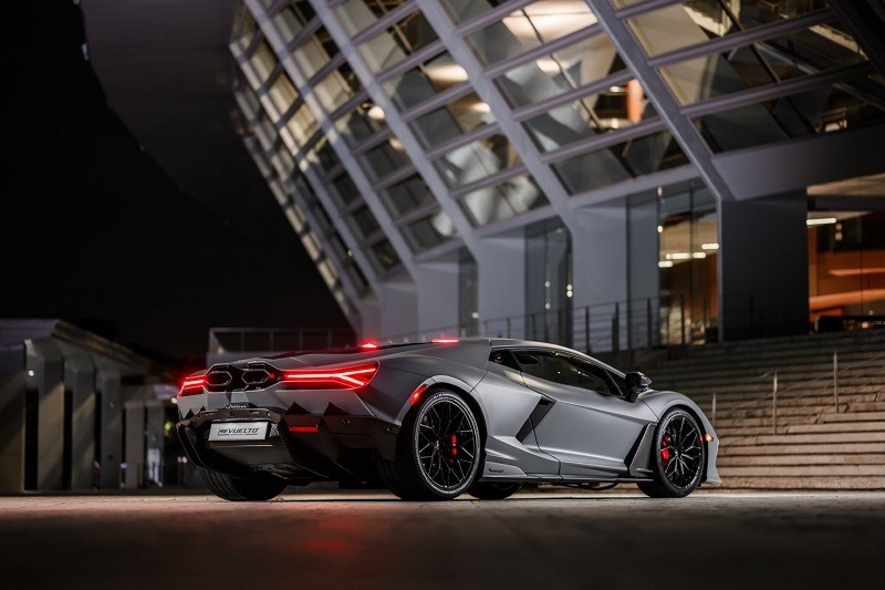 Siêu xe hybrid Lamborghini Revuelto mạnh 1.000 mã lực lộ diện tại Việt Nam Siêu xe hybrid Lamborghini Revuelto mạnh 1.000 mã lực lộ diện tại Việt Nam