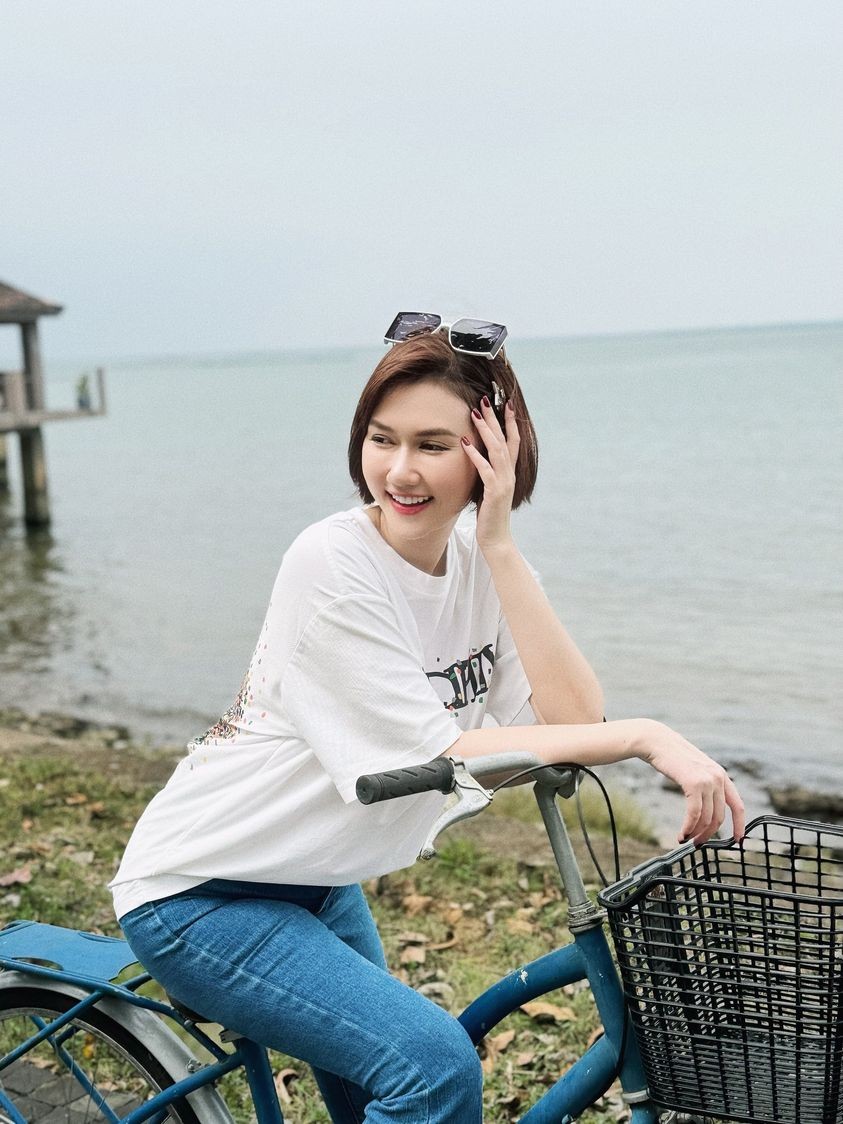 Đời thường thanh lịch, ngọt ngào của diễn viên Hương Giang