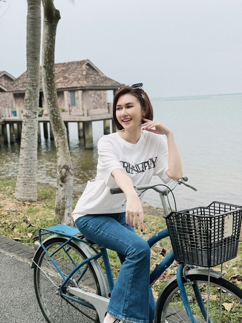 Đời thường thanh lịch, ngọt ngào của diễn viên Hương Giang