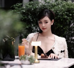 'Phát sốt' trước sắc vóc gợi cảm của diễn viên Quỳnh Kool