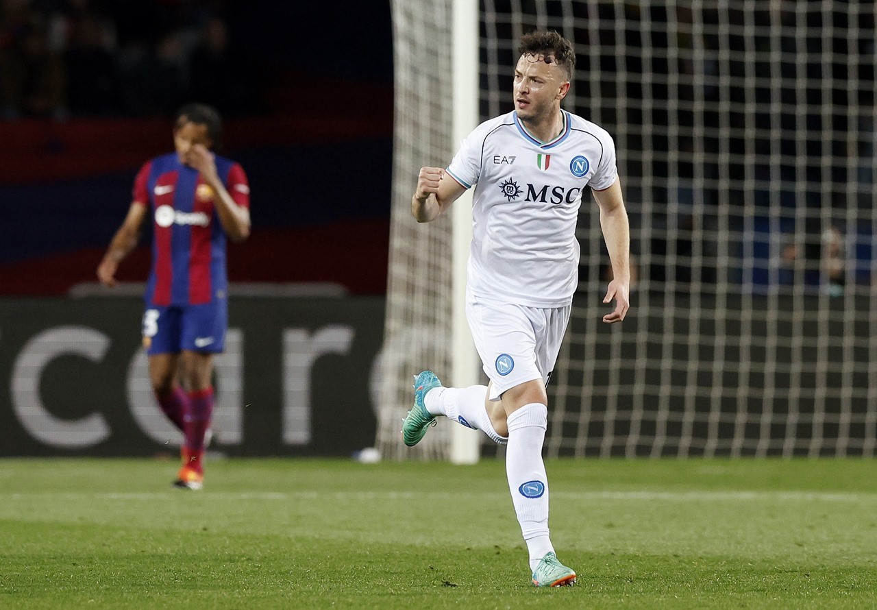 Những nỗ lực của Napoli giúp họ có bàn gỡ ở phút 30 để thắp lên hy vọng đi tiếp. Từ pha phối hợp tốt của đội khách bên cánh phải trước khi đưa bóng vào trung lộ. Hàng thủ Barca bỏ quên Rrahmani và cầu thủ này không bỏ lỡ cơ hội ghi bàn rút ngắn cách biệt cho CLB đến từ Serie A.