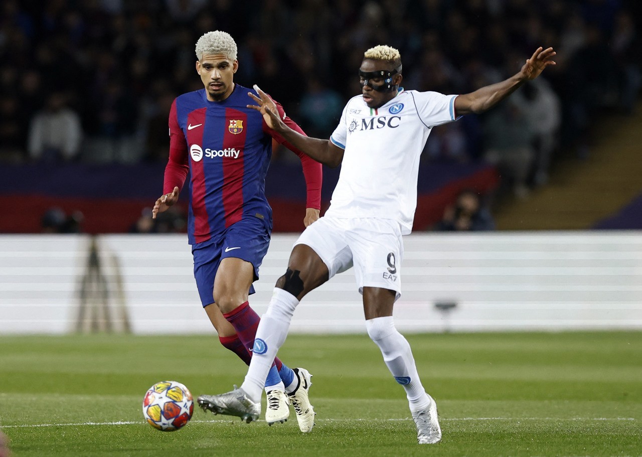 Chân sút quan trọng nhất của Napoli là Victor Osimhen bị hàng thủ Barca vô hiệu hóa trong trận đấu này.
