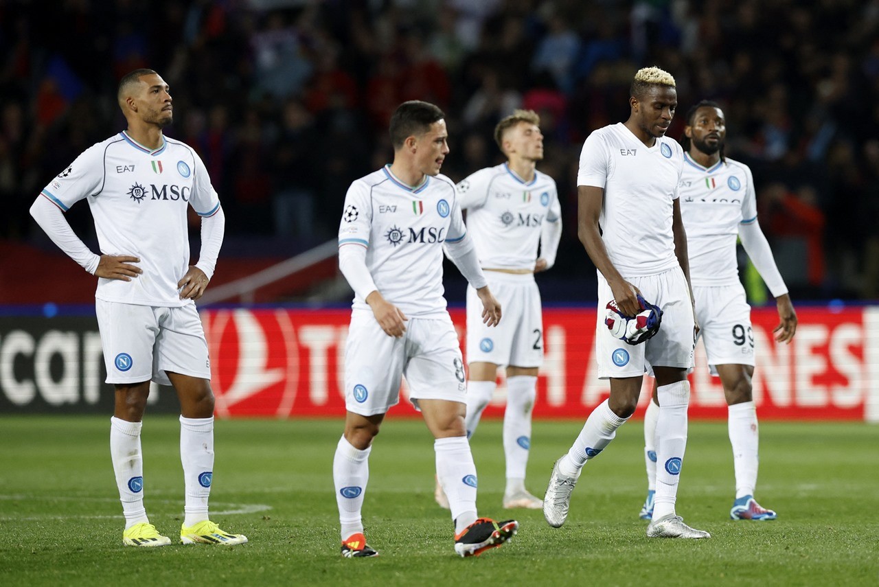 Nỗi thất vọng của các cầu thủ Napoli khi dừng bước ở vòng 1/8. 