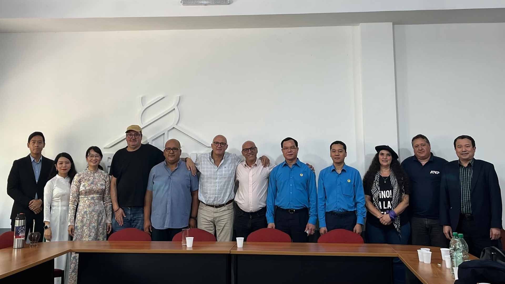 Chủ tịch Tổng Liên đoàn Lao động Việt Nam Nguyễn Đình Khang làm việc với Chủ tịch Liên hiệp Công đoàn Uruguay Marcelo Abdala.