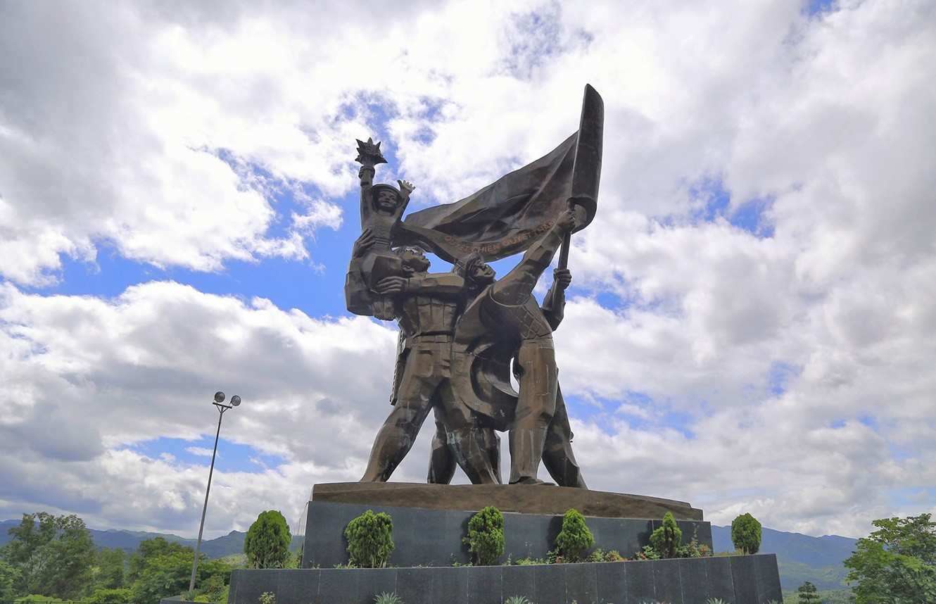 Tượng đài chiến thắng Điện Biên Phủ. Ảnh: Văn Đạt Tượng đài chiến thắng Điện Biên Phủ. Ảnh: Văn Đạt