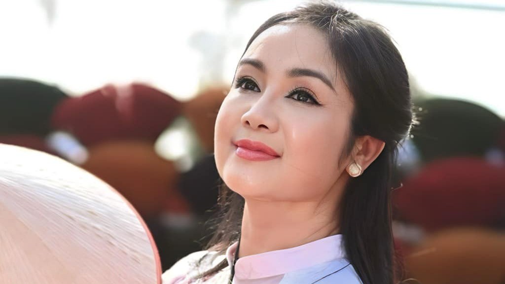 Ngắm nét dịu dàng của người đẹp 'lá ngọc cành vàng' Thu Hà trong tà áo dài