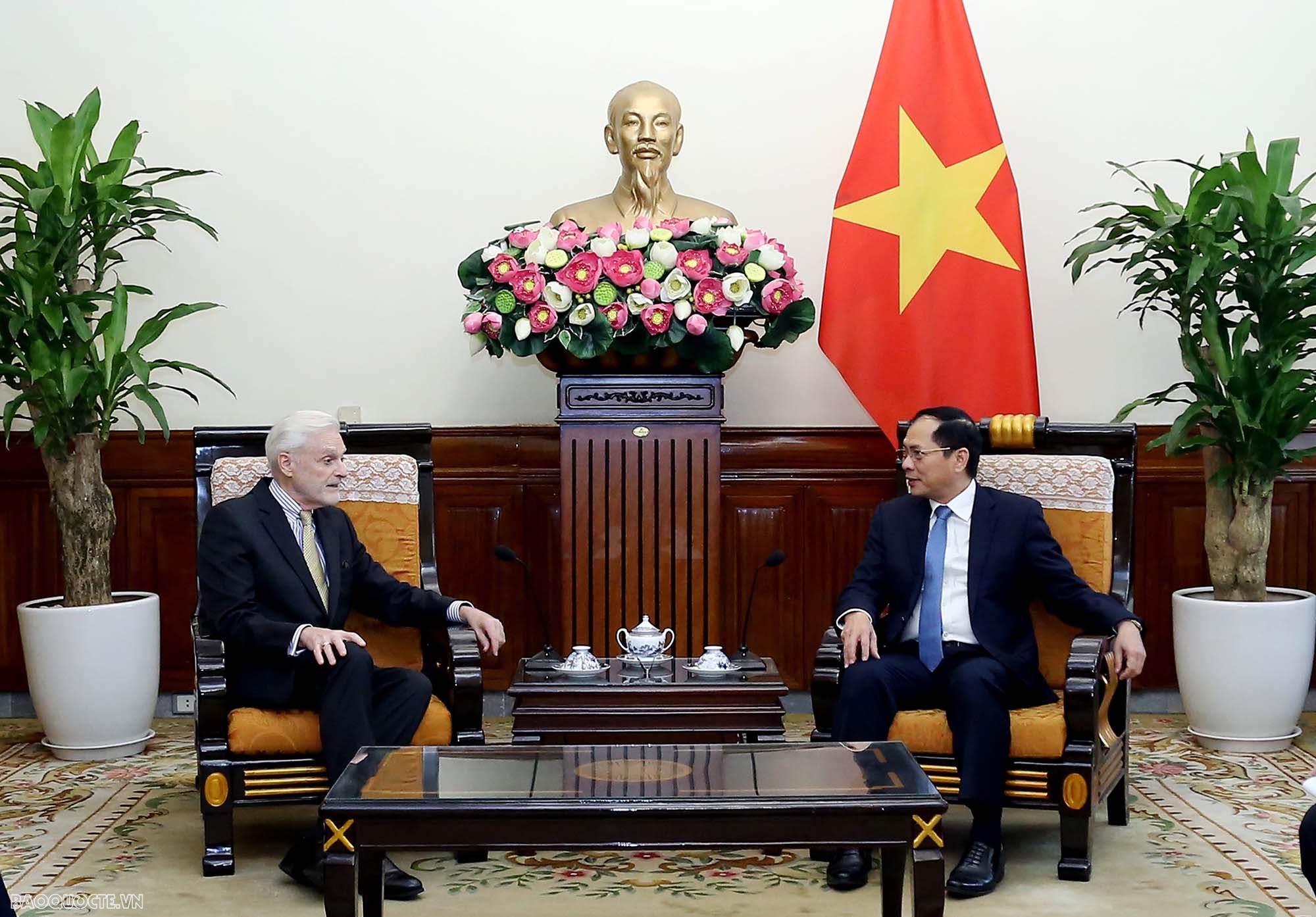 Bộ trưởng Ngoại giao Bùi Thanh Sơn tiếp Đại sứ Bồ Đào Nha chào từ biệt