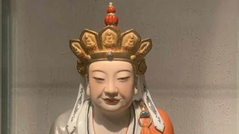 Bức tượng Phật trong bảo tàng gốm sứ biểu hiện cảm xúc hút du khách trẻ tuổi