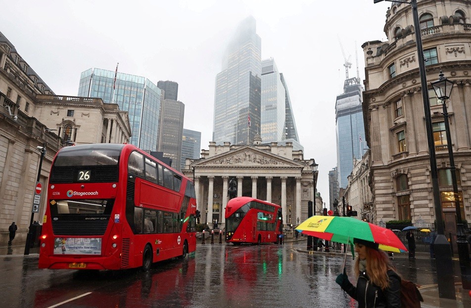 Xe bus và người đi bộ trên một con phố ở London (Anh) hôm 8/2. Ảnh: Reuters Xe bus và người đi bộ trên một con phố ở London (Anh) hôm 8/2. Ảnh: Reuters