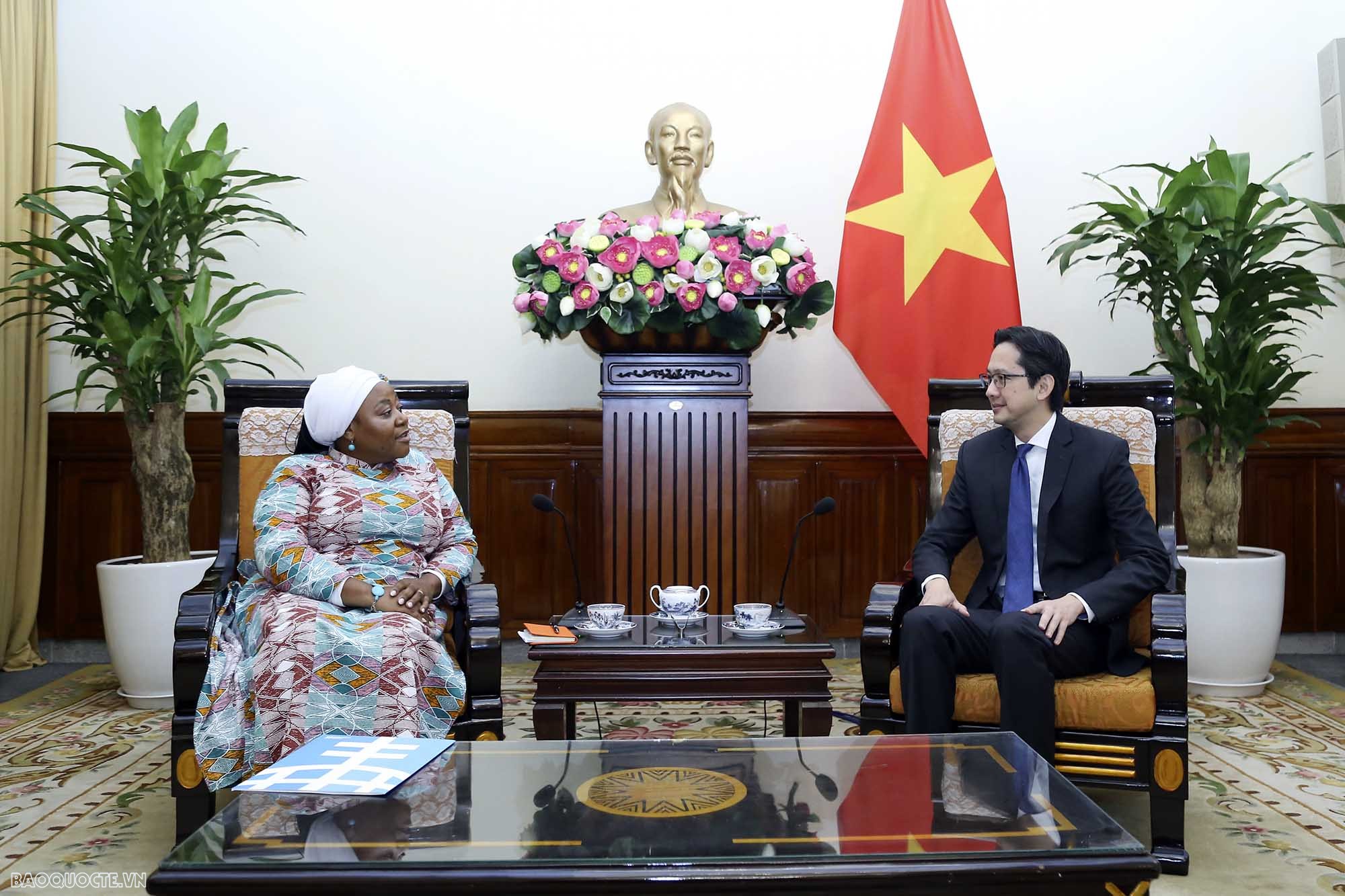 Thứ trưởng Ngoại giao Đỗ Hùng Việt tiếp tân Trưởng Đại diện Tổ chức LHQ UN Women tại Việt Nam Thứ trưởng Đỗ Hùng Việt tiếp Trưởng Đại diện UN Women trình Ủy nhiệm thư