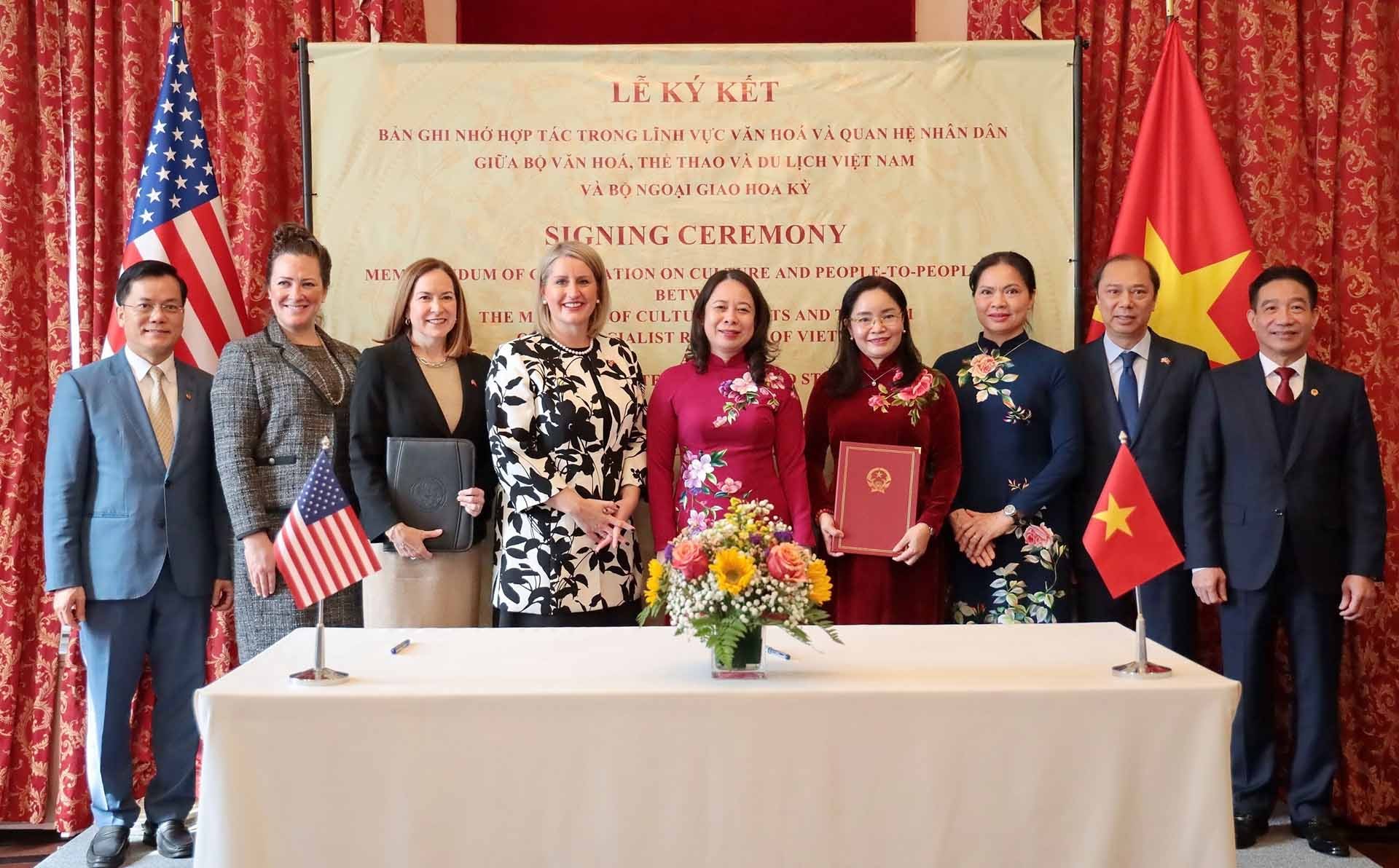 Phó Chủ tịch nước Võ Thị Ánh Xuân và Thứ trưởng Ngoại giao Hoa Kỳ phụ trách quan hệ công chúng Elizabeth M. Allen chứng kiến Lễ ký Bản ghi nhớ hợp tác văn hóa và quan hệ nhân dân giữa Bộ Văn hóa, Thể thao và Du lịch Việt Nam và Bộ Ngoại giao Hoa Kỳ. (Nguồ