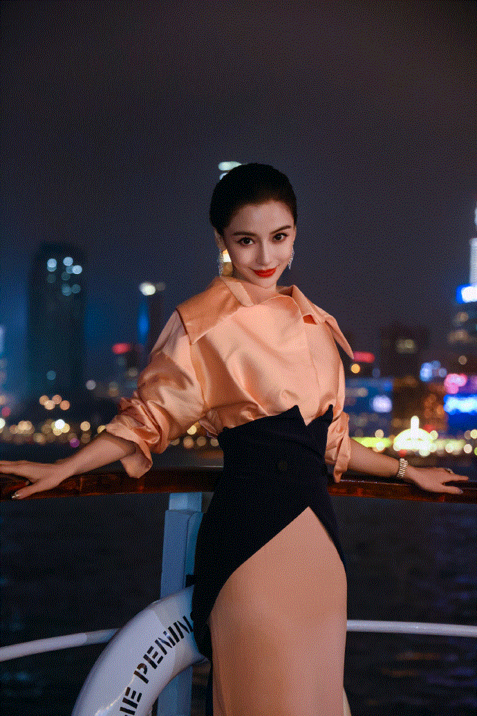 Angelababy thay trang phục khi dạo biển về đêm.