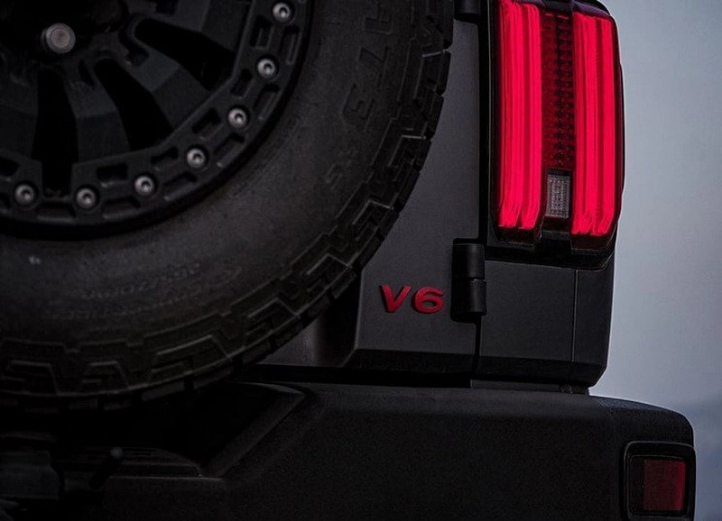 Tem V6 màu đỏ khá nổi bật ở phần đuôi xe. Tem V6 màu đỏ khá nổi bật ở phần đuôi xe.