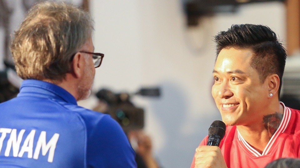 Ca sĩ Tuấn Hưng biểu diễn, giao lưu với đội tuyển Việt Nam tại sự kiện công bố nhà tài trợ