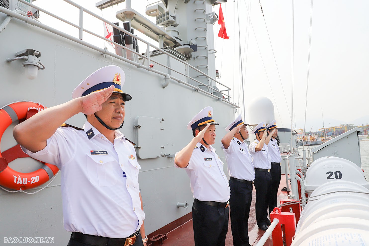 2. Thủ trưởng đoàn công tác chào cảng 2. Thủ trưởng đoàn công tác chào cảng