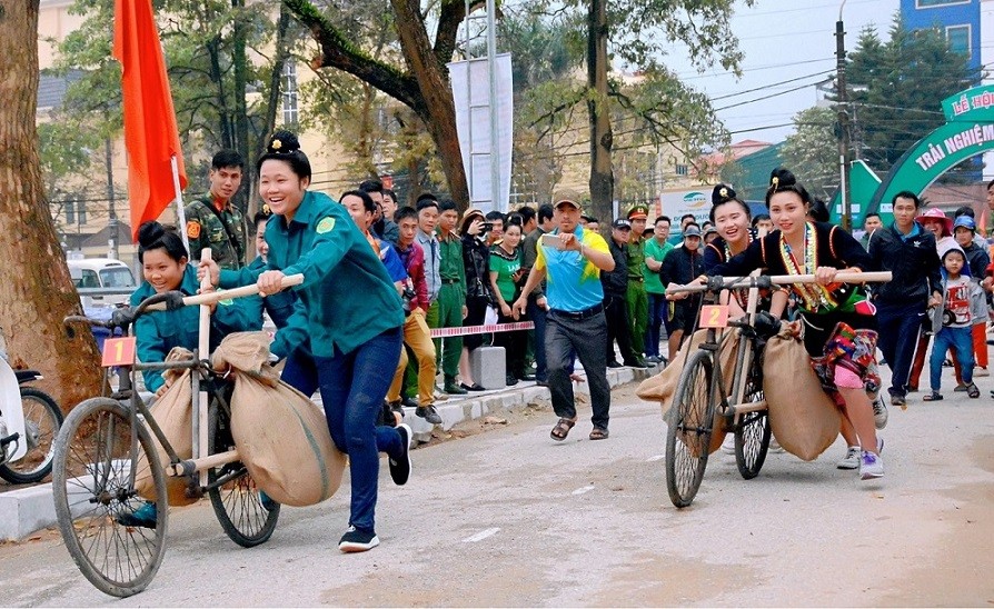 Đẩy xe đạp thồ là một trong những hoạt động trải nghiệm đầy thú vị tại Lễ hội Hoa Ba 2024. (Nguồn: Sở Văn hóa, Thể thao và Du lịch Điện Biên) Đẩy xe đạp thồ là một trong những hoạt động trải nghiệm đầy thú vị tại Lễ hội Hoa Ba 2024. (Nguồn: Sở Văn hóa, Thể thao và Du lịch Điện Biên)