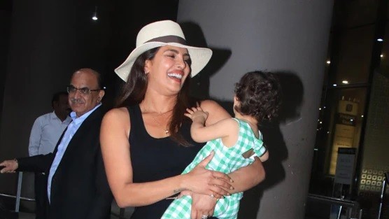 Hoa hậu thế giới Priyanka Chopra lần thứ hai đưa con gái về thăm quê nhà Mumbai