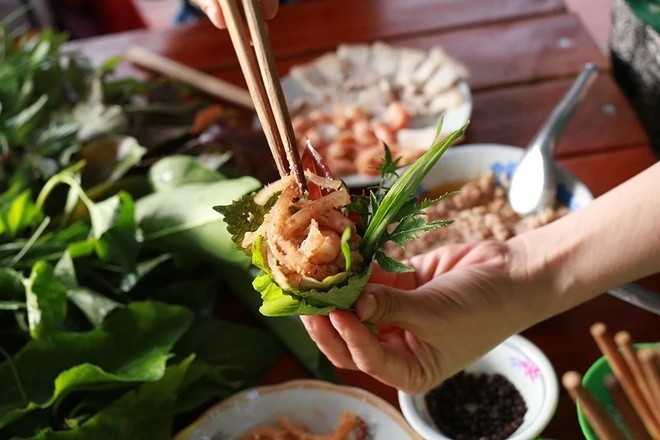 cuốn chung tới hơn 30 loại lá và là một đặc sản nức tiếng vùng Tây Nguyên