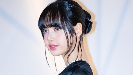 Lisa BlackPink tỏa sáng với đầm đen, fan hâm mộ khen xinh như búp bê Barbie