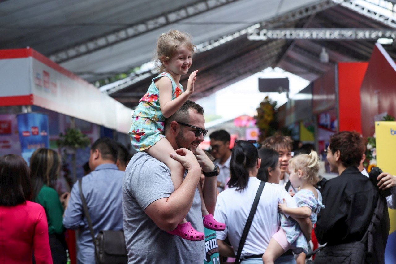 Lăng kính ngày hội báo: Linh thiêng và gần gũi