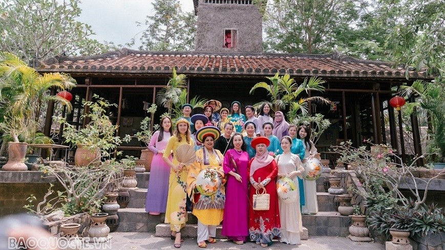 Sở Ngoại vụ TP. Hồ Chí Minh tổ chức giao lưu, trải nghiệm văn hóa Việt cho nữ cán bộ và phu nhân ngoại giao