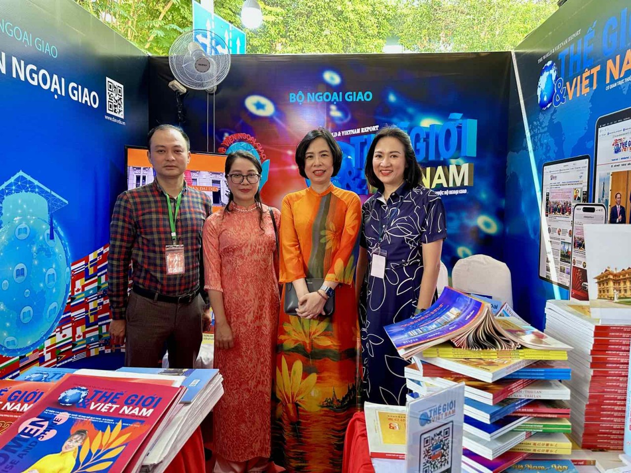 Lăng kính ngày hội báo: Linh thiêng và gần gũi