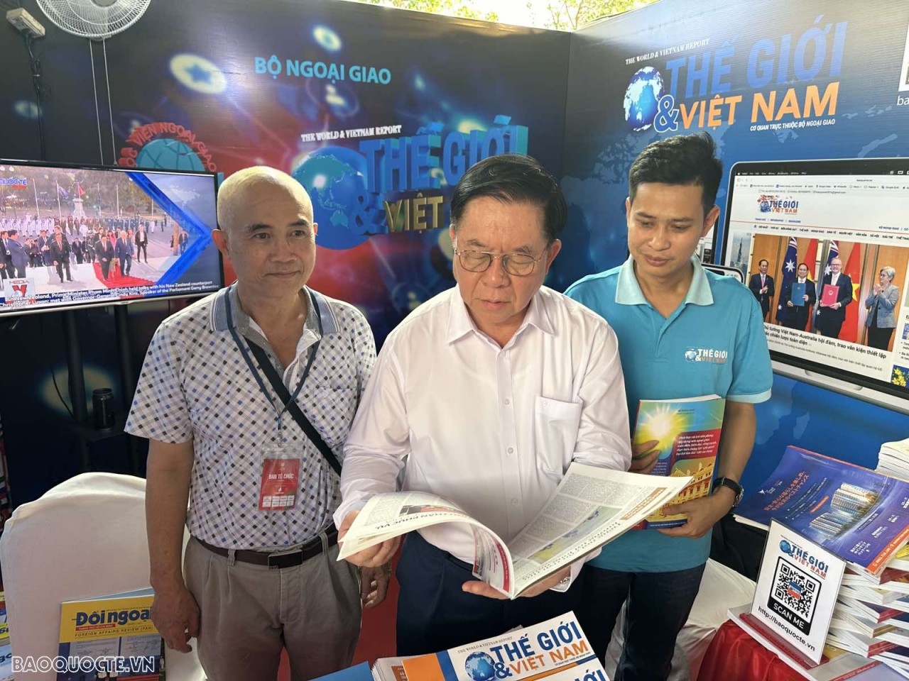 Trưởng Ban Tuyên giáo Trung ương Nguyễn Trọng Nghĩa đến thăm gian trưng bày  của Báo Thế giới & Việt Nam  và ân cần chuyện trò.  (Ảnh: Đặng Anh Tuấn