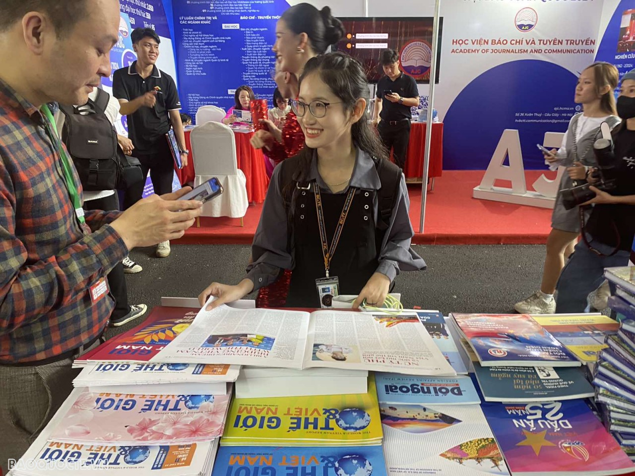 Lăng kính ngày hội báo: Linh thiêng và gần gũi