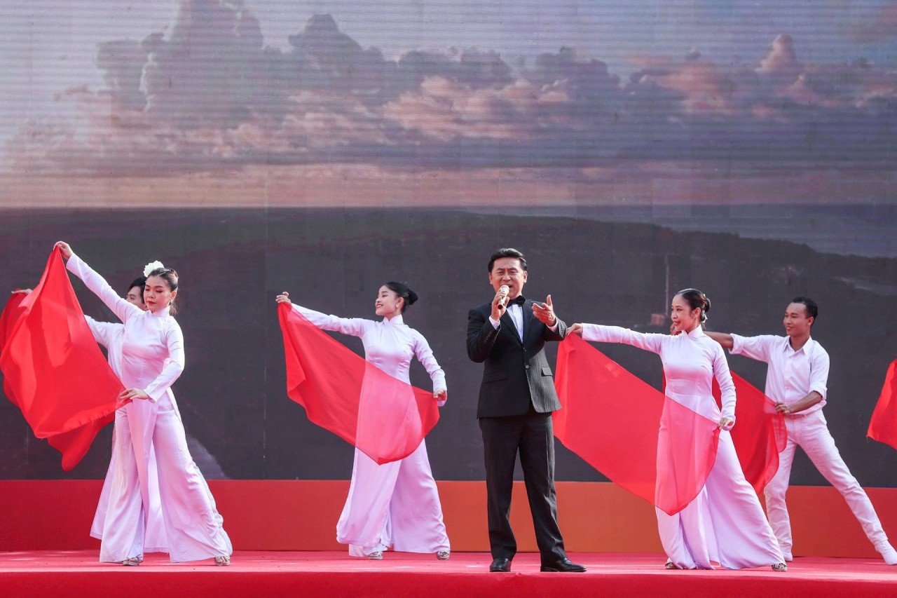 Lăng kính ngày hội báo: Linh thiêng và gần gũi