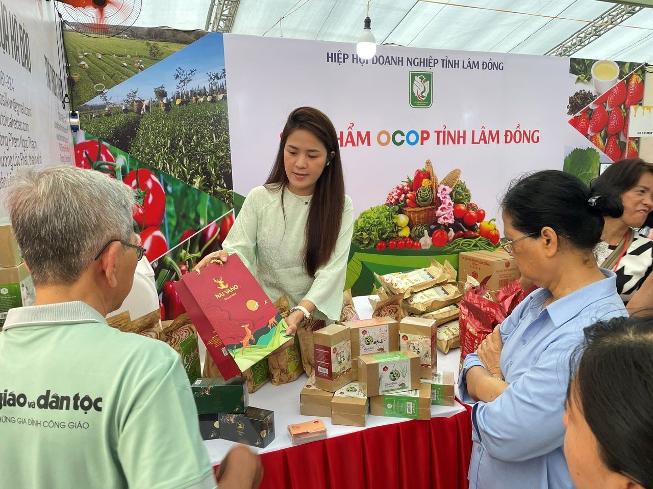 Lăng kính ngày hội báo: Linh thiêng và gần gũi