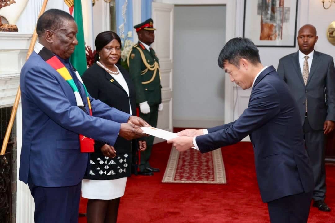 Đại sứ Hoàng Sỹ Cường trình Thư ủy nhiệm lên Tổng thống Zimbabwe Emmerson Mnangagwa Đại sứ Hoàng Sỹ Cường trình Thư ủy nhiệm lên Tổng thống Zimbabwe Emmerson Mnangagwa