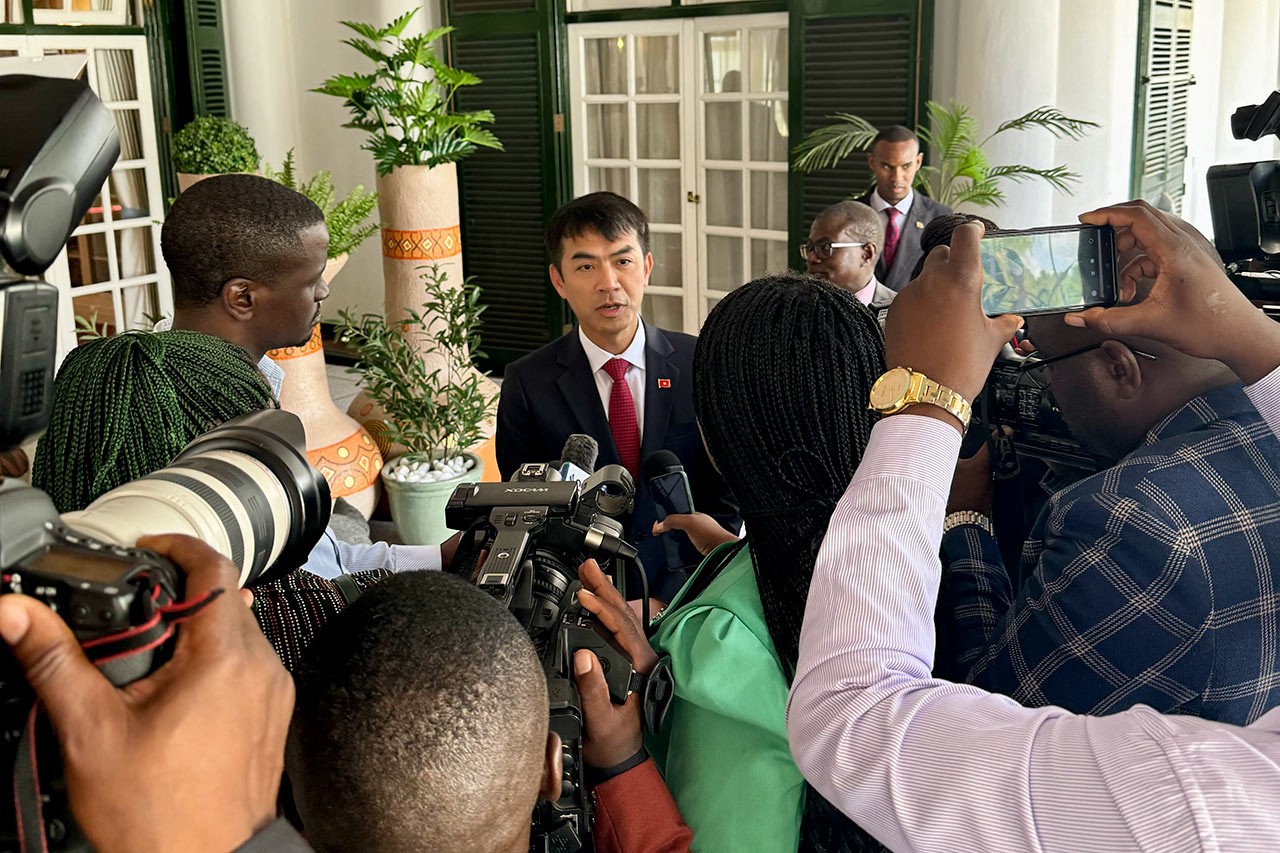 Đại sứ Hoàng Sỹ Cường trình Thư ủy nhiệm lên Tổng thống Zimbabwe Emmerson Mnangagwa Đại sứ Hoàng Sỹ Cường trình Thư ủy nhiệm lên Tổng thống Zimbabwe Emmerson Mnangagwa