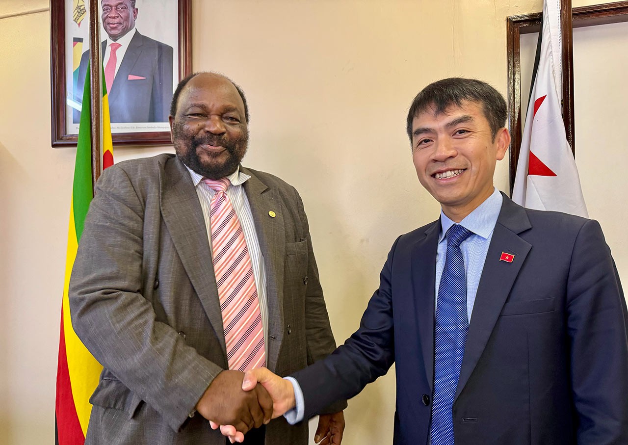 Đại sứ Hoàng Sỹ Cường trình Thư ủy nhiệm lên Tổng thống Zimbabwe Emmerson Mnangagwa Đại sứ Hoàng Sỹ Cường trình Thư ủy nhiệm lên Tổng thống Zimbabwe Emmerson Mnangagwa