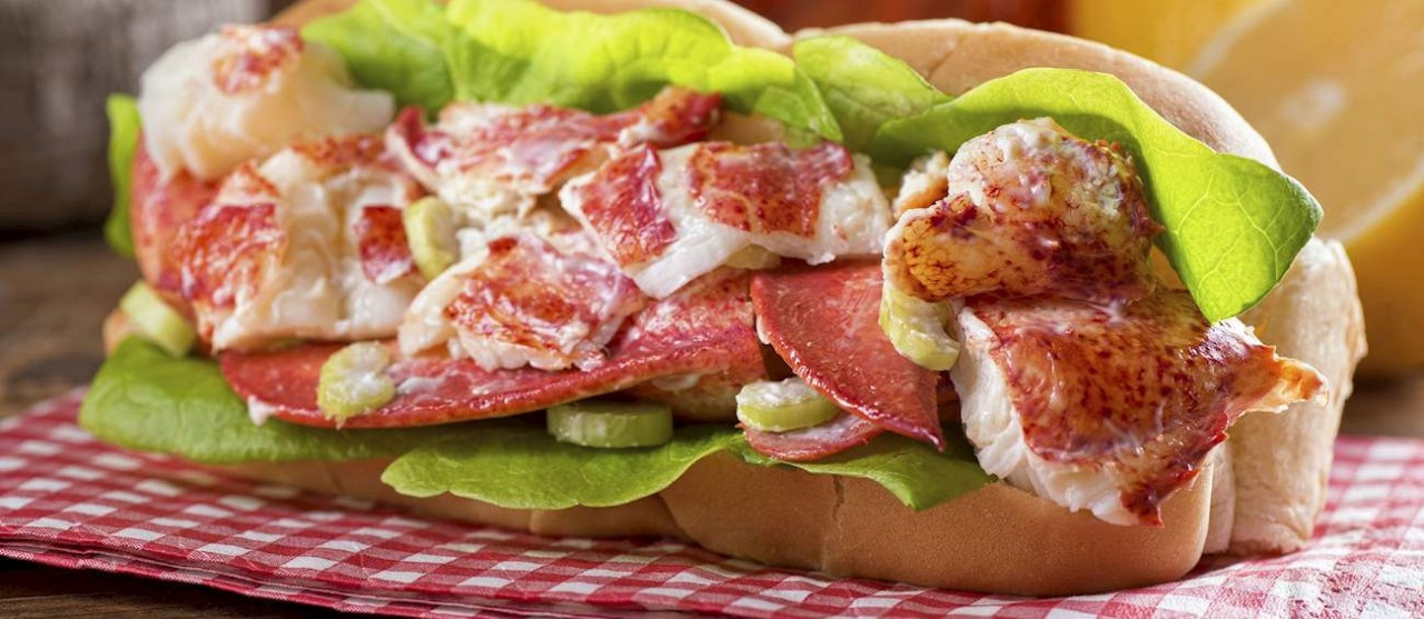 Món bánh mì kẹp tôm hùm được ví như một đặc sản của vùng Maine. (Nguồn: Taste Atlas) Món bánh mì kẹp tôm hùm được ví như một đặc sản của vùng Maine. (Nguồn: Taste Atlas)