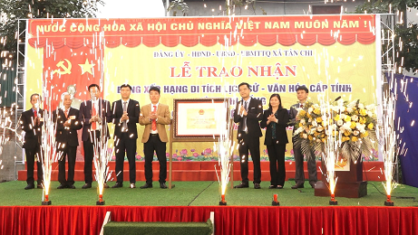 Lãnh đạo tỉnh, huyện trao Bằng xếp hạng di tích lịch sử văn hóa đình Chi Đống, xã Tân Chi. (Nguồn: CTTĐT tỉnh Bắc Ninh) Lãnh đạo tỉnh, huyện trao Bằng xếp hạng di tích lịch sử văn hóa đình Chi Đống, xã Tân Chi. (Nguồn: CTTĐT tỉnh Bắc Ninh)