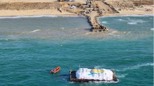 Sà lan chở hàng viện trợ từ CH Cyprus cập bến Gaza. (Nguồn: Reuters)