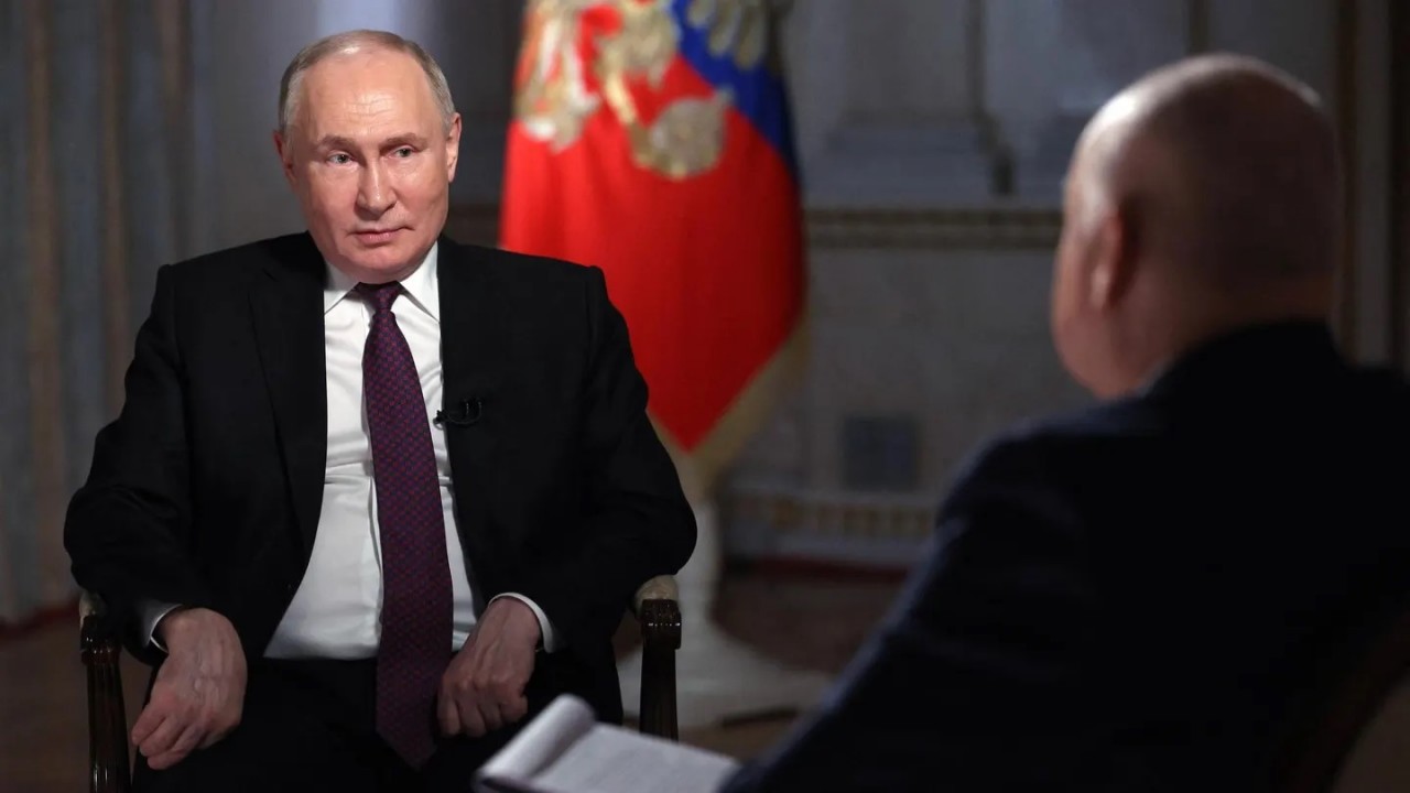 Ảnh ấn tượng (11 17/3): Nga đề cập việc thử hạt nhân, gửi ‘thông điệp rắn’ tới Mỹ, phương Tây hành động vì Ukraine, Vua Hà Lan thử kính VR