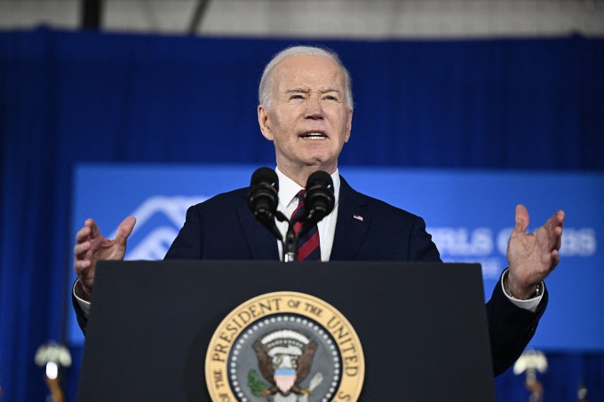 Tổng thống Mỹ Joe Biden trong cuộc vận động tranh cử ở thành phố Milwaukee, bang Wisconsin ngày 13/3. Tại đây, ông Biden chỉ trích cựu Tổng thống Trump về vấn đề nhập cư, một chủ đề quan trọng trong cuộc bầu cử năm nay. Trong khi đó, ông Trump và đảng Cộng hòa cũng liên tục chỉ trích chính sách của chính quyền Biden đã dẫn đến số lượng kỷ lục người vượt biên trái phép từ Mexico vào Mỹ. (Nguồn: AFP) Tổng thống Mỹ Joe Biden trong cuộc vận động tranh cử ở thành phố Milwaukee, bang Wisconsin ngày 13/3. Tại đây, ông Biden chỉ trích cựu Tổng thống Trump về vấn đề nhập cư, một chủ đề quan trọng trong cuộc bầu cử năm nay. Trong khi đó, ông Trump và đảng Cộn