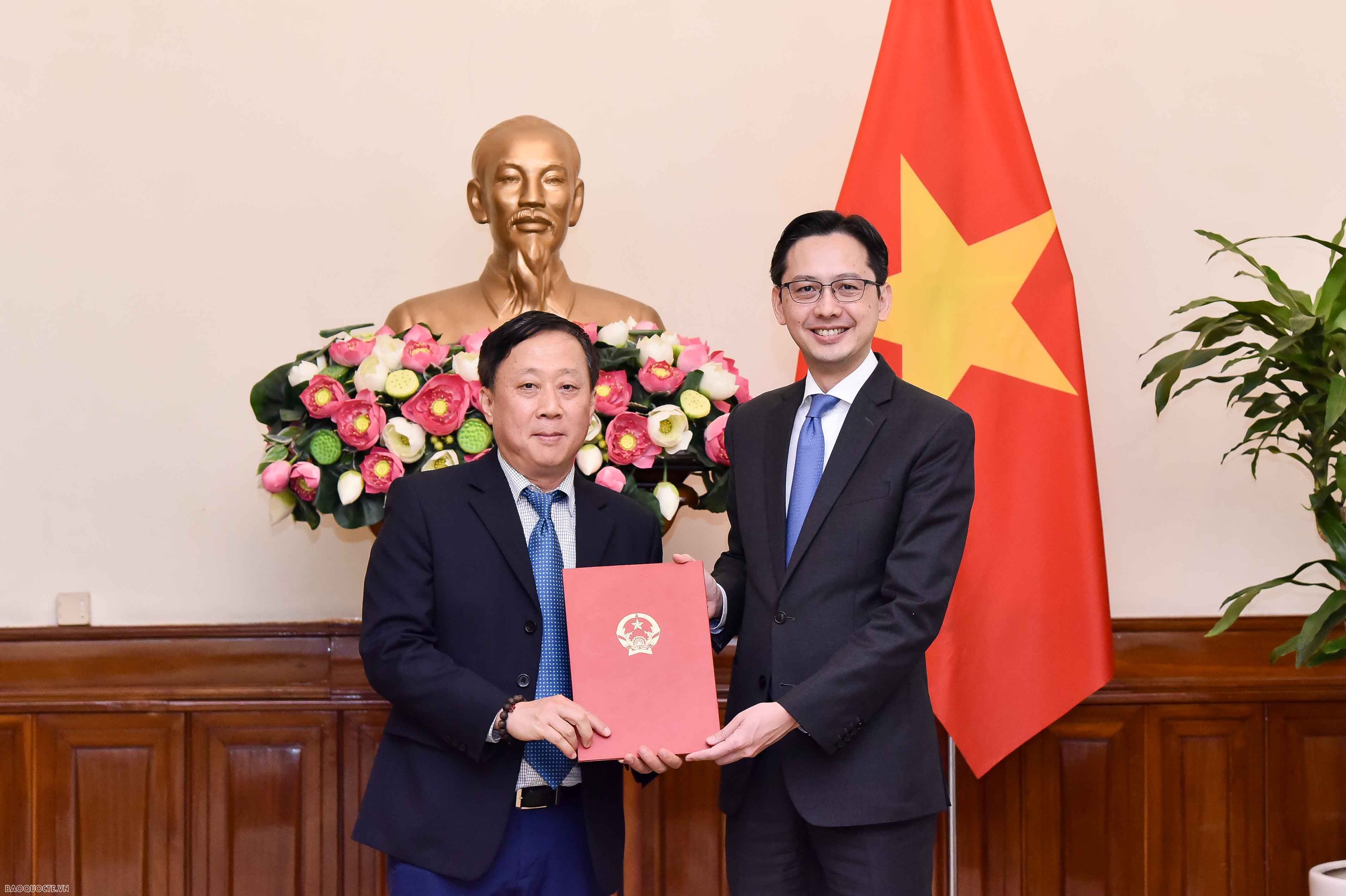 Uỷ viên Ban Thường vụ Đảng uỷ Bộ, Thứ trưởng Đỗ Hùng Việt đã trao quyết định phán công, điều động cán bộ