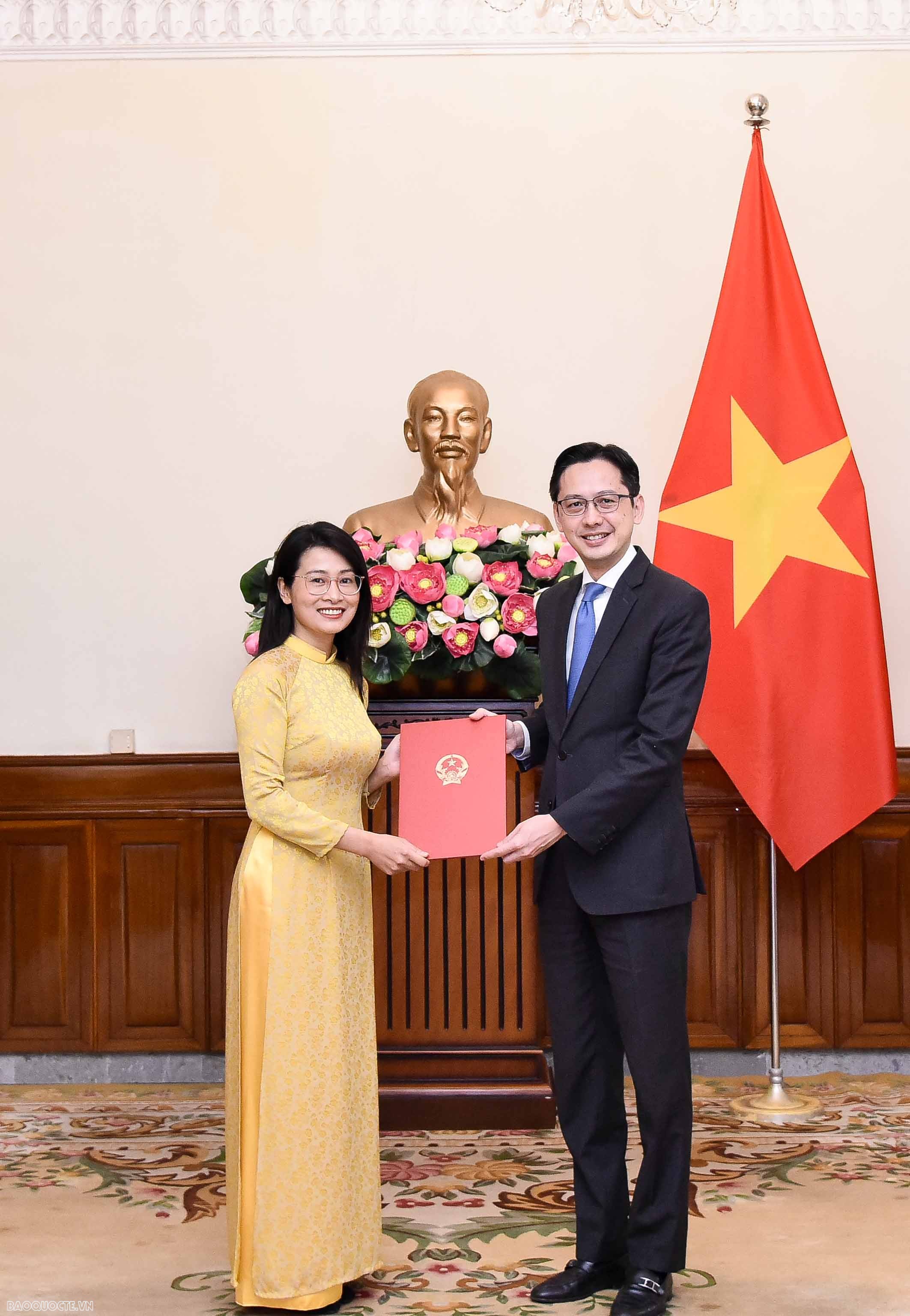 Uỷ viên Ban Thường vụ Đảng uỷ Bộ, Thứ trưởng Đỗ Hùng Việt đã trao quyết định phán công, điều động cán bộ