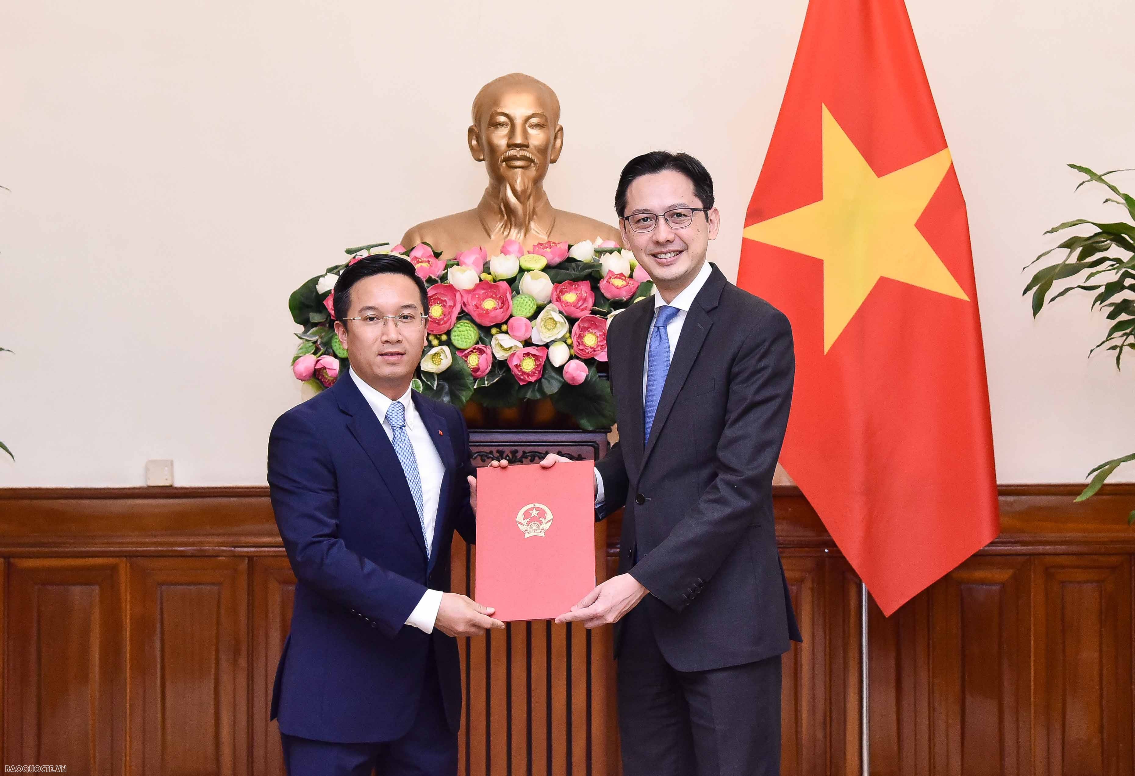 Uỷ viên Ban Thường vụ Đảng uỷ Bộ, Thứ trưởng Đỗ Hùng Việt đã trao quyết định phán công, điều động cán bộ