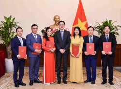 Thứ trưởng Ngoại giao Đỗ Hùng Việt trao quyết định phân công, điều động cán bộ