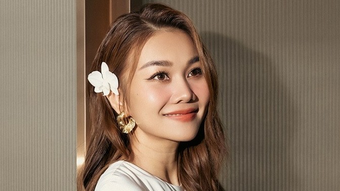 Siêu mẫu Thanh Hằng và dàn sao nữ diện đầm đơn sắc trắng dự sự kiện