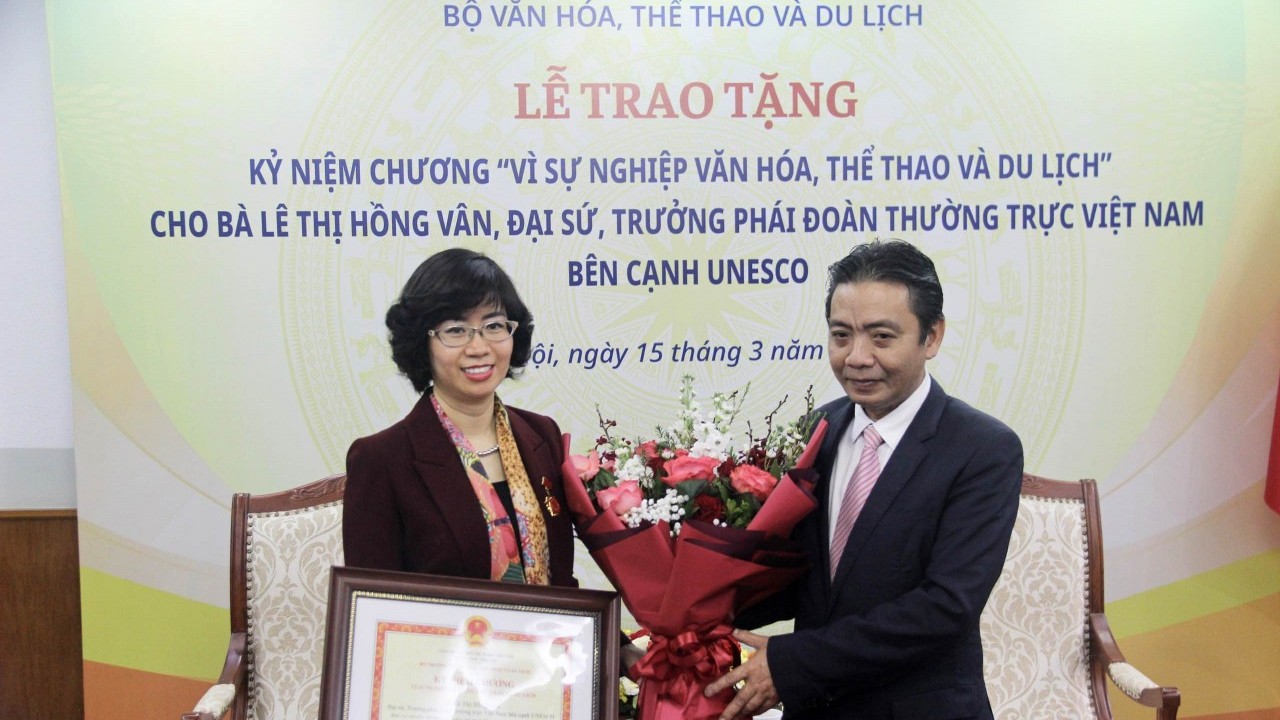 Nguyên Đại sứ Lê Thị Hồng Vân được trao tặng Kỷ niệm chương Vì sự nghiệp văn hóa, thể thao và du lịch