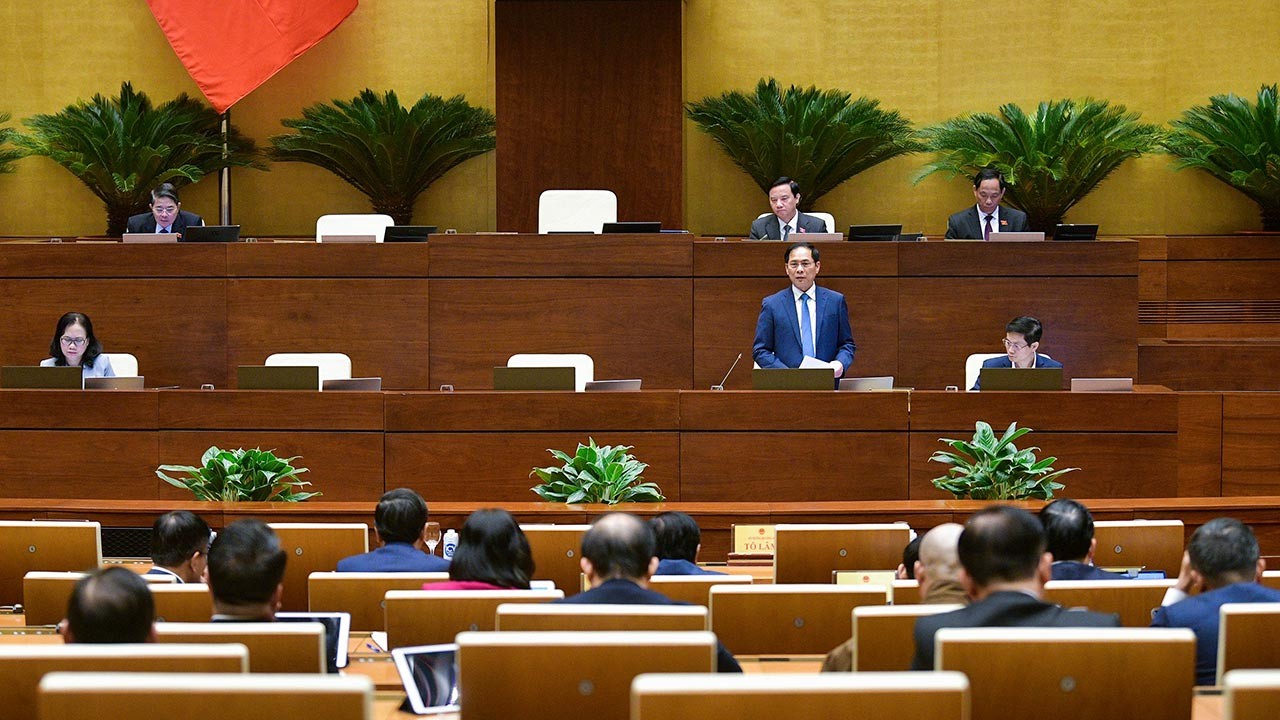 Ủy ban Thường vụ Quốc hội: Bộ trưởng Ngoại giao Bùi Thanh Sơn trả lời chất vấn lĩnh vực ngoại giao