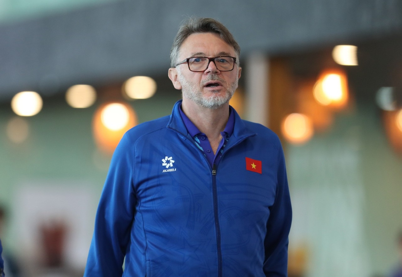 Trong số 5 cầu thủ này, Công Phượng và Duy Mạnh vắng mặt là rất đáng tiếc. Cả hai đều chưa có thể trạng tốt nhất khi gặp vấn đề chấn thương. HLV Troussier nói: Hình ảnh đội tuyển Việt Nam tập trung tại sân bay Nội Bài trước giờ sang Indonesia